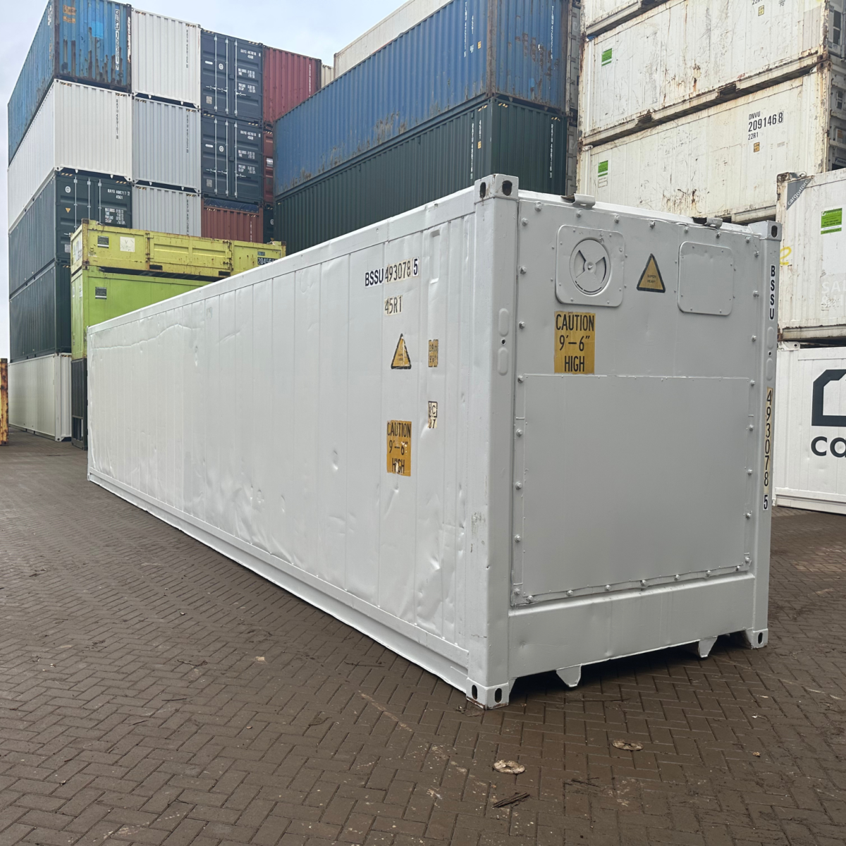 schuin zijaanzicht witte reefer container