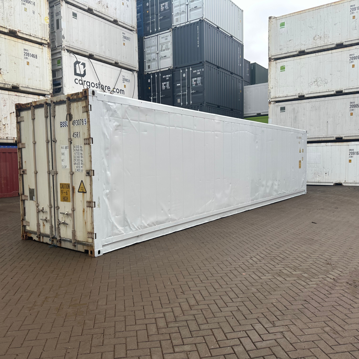 schuine aanzicht witte reefer container opslag