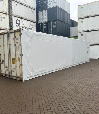 schuine aanzicht witte reefer container opslag